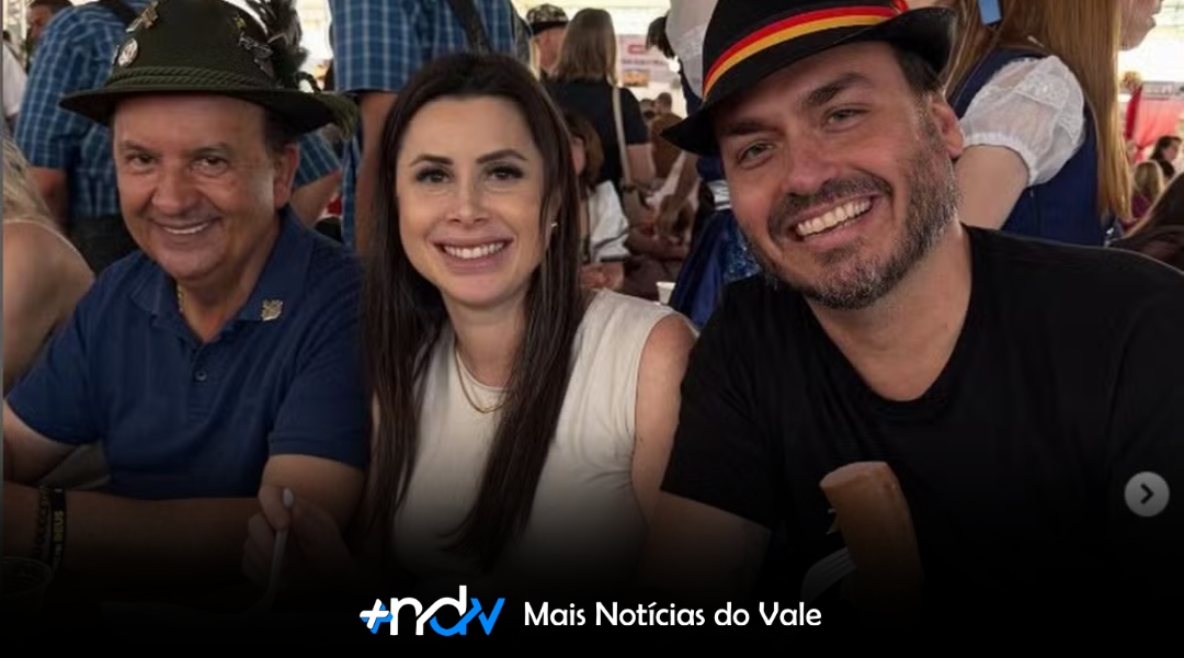 Carlos Bolsonaro anuncia que ele e Caroline De Toni são os candidatos ao Senado em SC