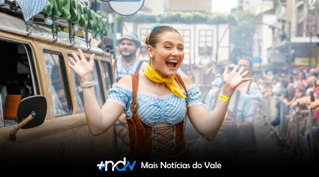 Nostalgia toma conta da Rua XV na despedida da Oktoberfest 2025