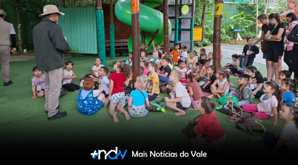 Explorando o passado: alunos da UEI Áurea Bonatti Merini vivenciam universo dos dinossauros e finalizam projeto com passeio educativo