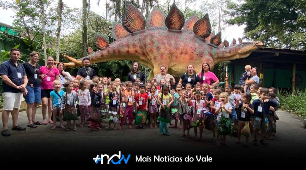 Explorando o passado: alunos da UEI Áurea Bonatti Merini vivenciam universo dos dinossauros e finalizam projeto com passeio educativo