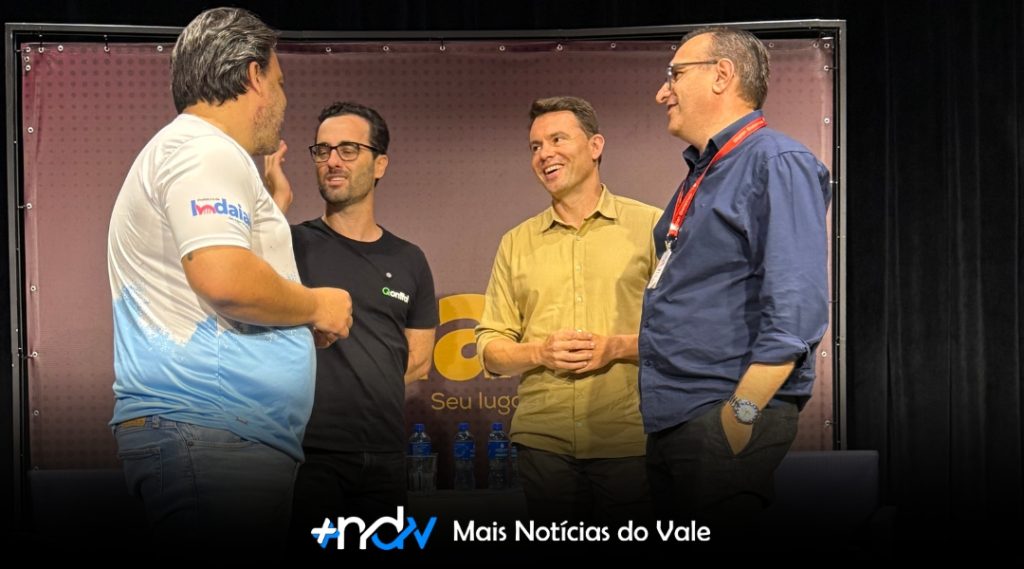 Empreendedores inspiram alunos no lançamento do projeto educacional “Conexões do Saber” em Indaial