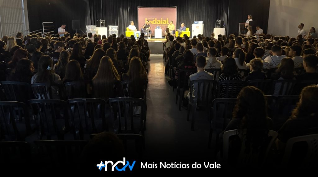 Empreendedores inspiram alunos no lançamento do projeto educacional “Conexões do Saber” em Indaial