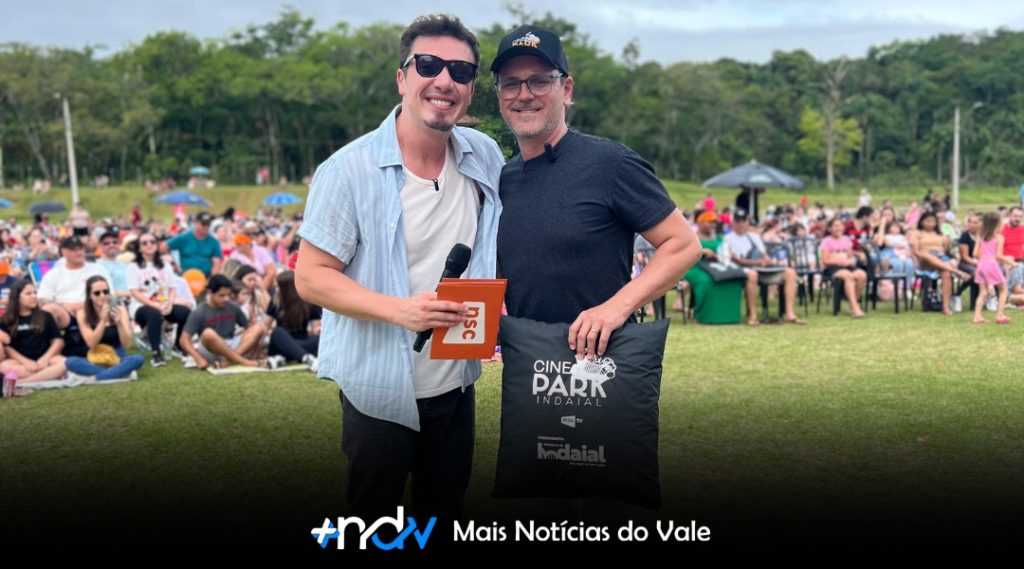 Cinema ao ar livre conquista famílias e emociona Indaial
