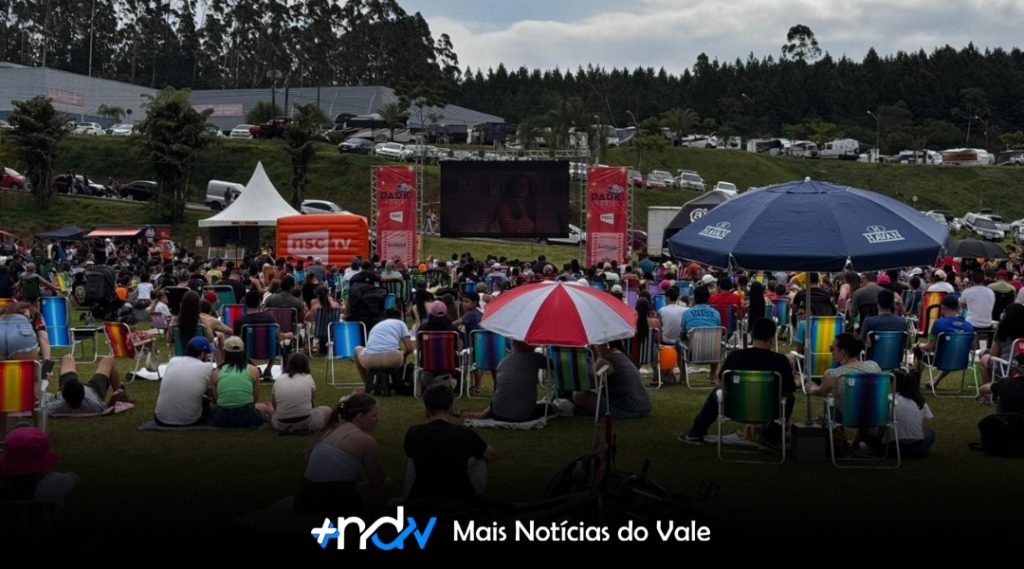 Cinema ao ar livre conquista famílias e emociona Indaial