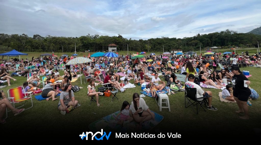Cinema ao ar livre conquista famílias e emociona Indaial