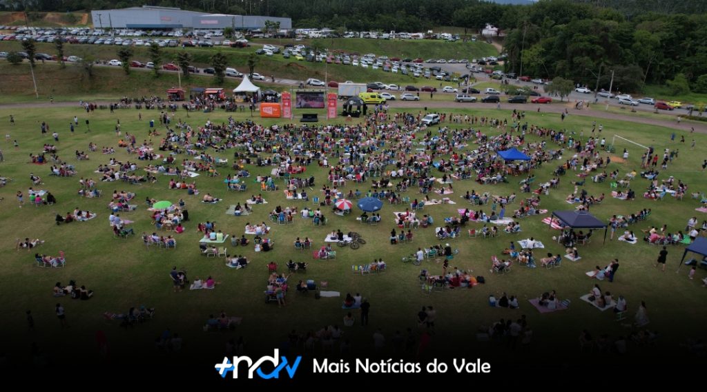 Cinema ao ar livre conquista famílias e emociona Indaial