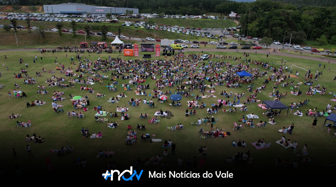 Cinema ao ar livre conquista famílias e emociona Indaial