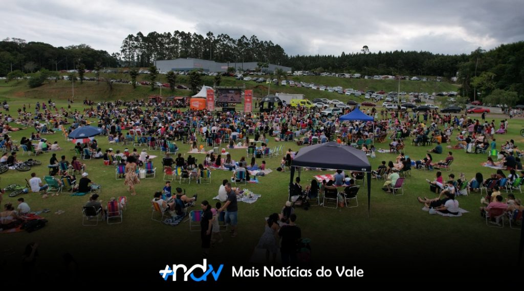 Cinema ao ar livre conquista famílias e emociona Indaial