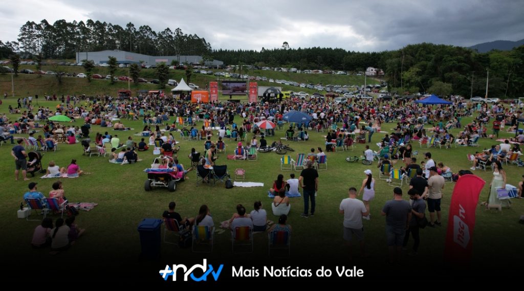 Cinema ao ar livre conquista famílias e emociona Indaial
