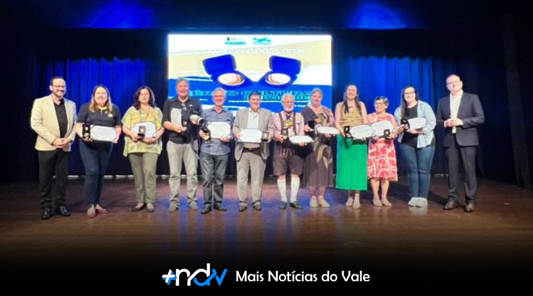 Medalha Lindolf Bell reconhece artistas, personalidades e grupos culturais em Timbó