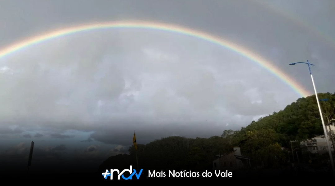Céu de SC revela arco-íris à noite e intriga moradores