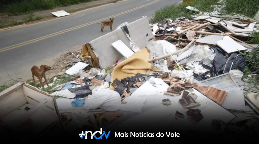 Lixo, entulho e até móveis incendiados chocam quem passa por rua de Blumenau