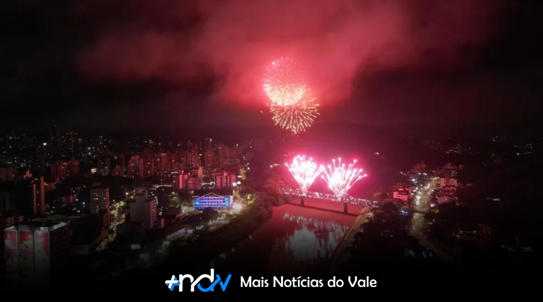 Fogos, música e emoção marcam a virada do ano em Blumenau