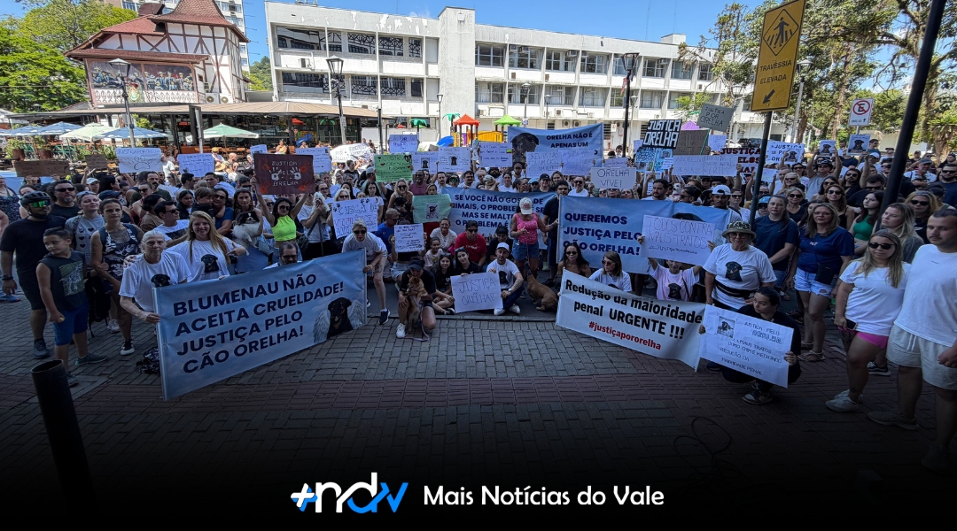 Ato por justiça ao cão Orelha reúne centenas de pessoas em Blumenau