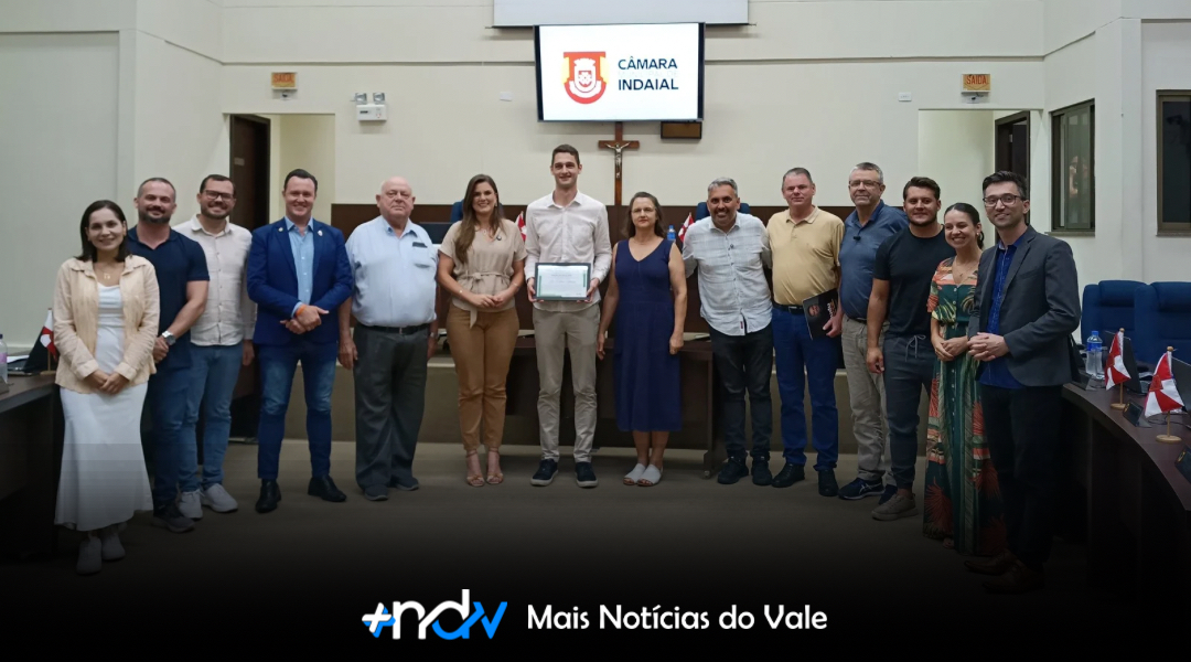 Jovem médico recebe homenagem e emociona Indaial