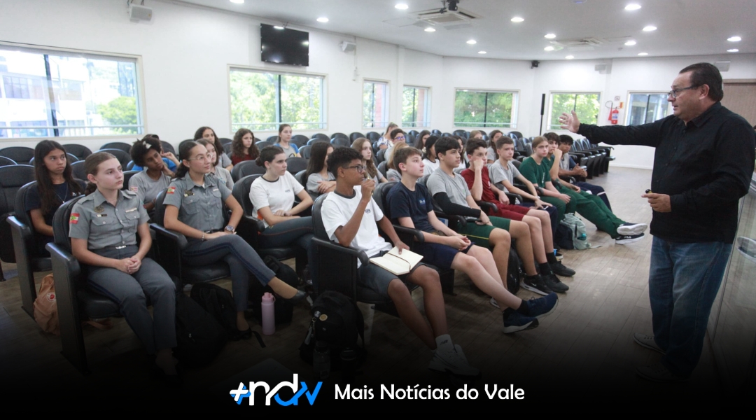 Jovens parlamentares de Blumenau passam por curso de oratória antes da posse oficial