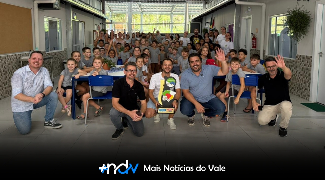 Escola Encano Central recebe prêmio nacional e celebra com passeio em caminhão dos bombeiros