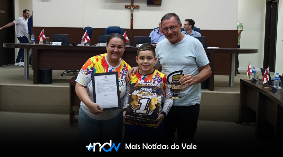 Vereador Flavio Molinari propõe moção e atleta João Gabriel é homenageado