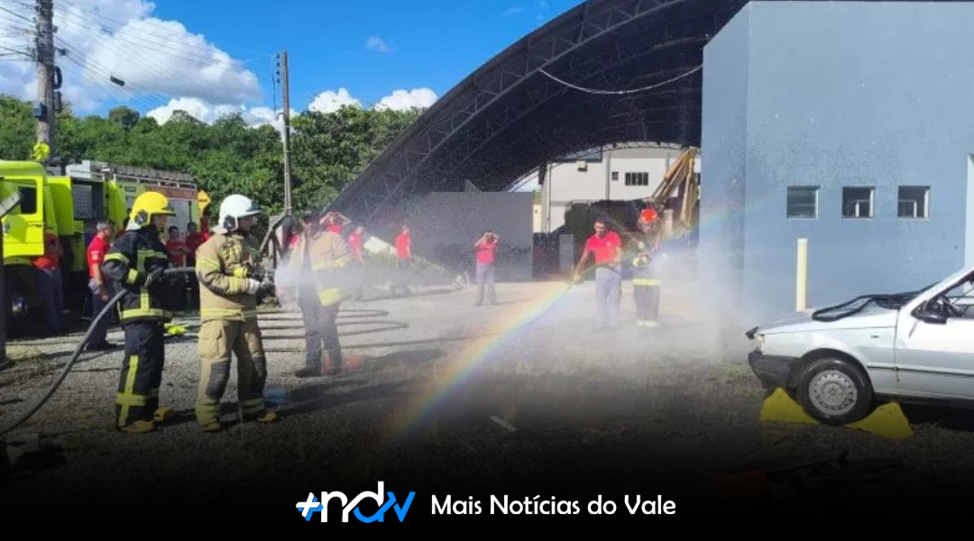 Bombeiros de Indaial recebem treinamento especializado para incêndios em veículos elétricos