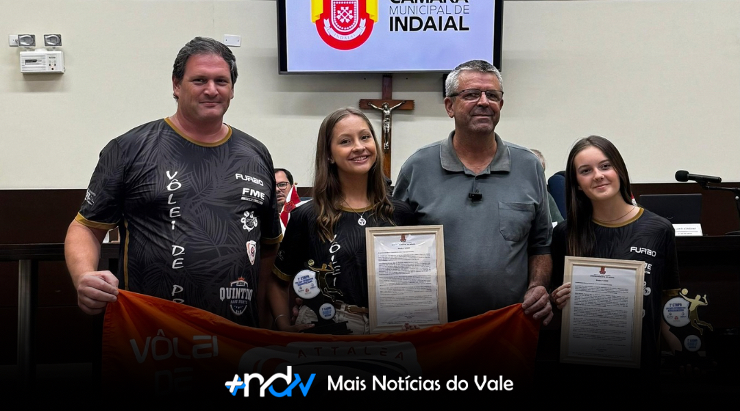 Câmara de Indaial homenageia atletas do vôlei de praia por conquista histórica