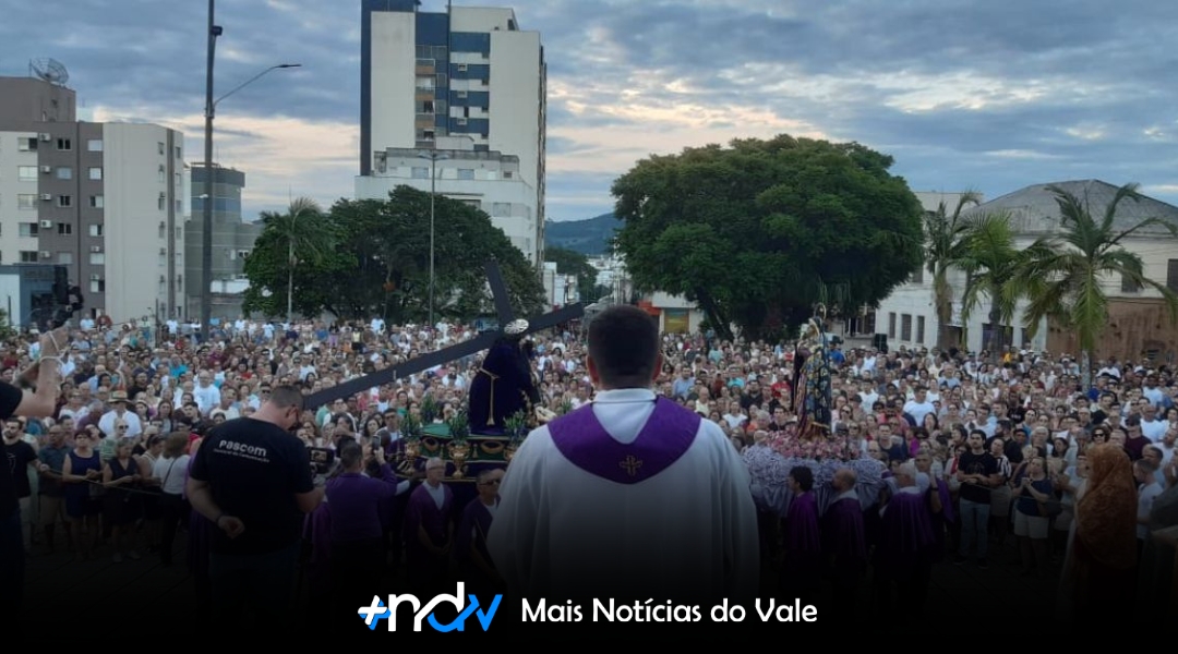 Procissão do Senhor dos Passos emociona multidão em Tubarão