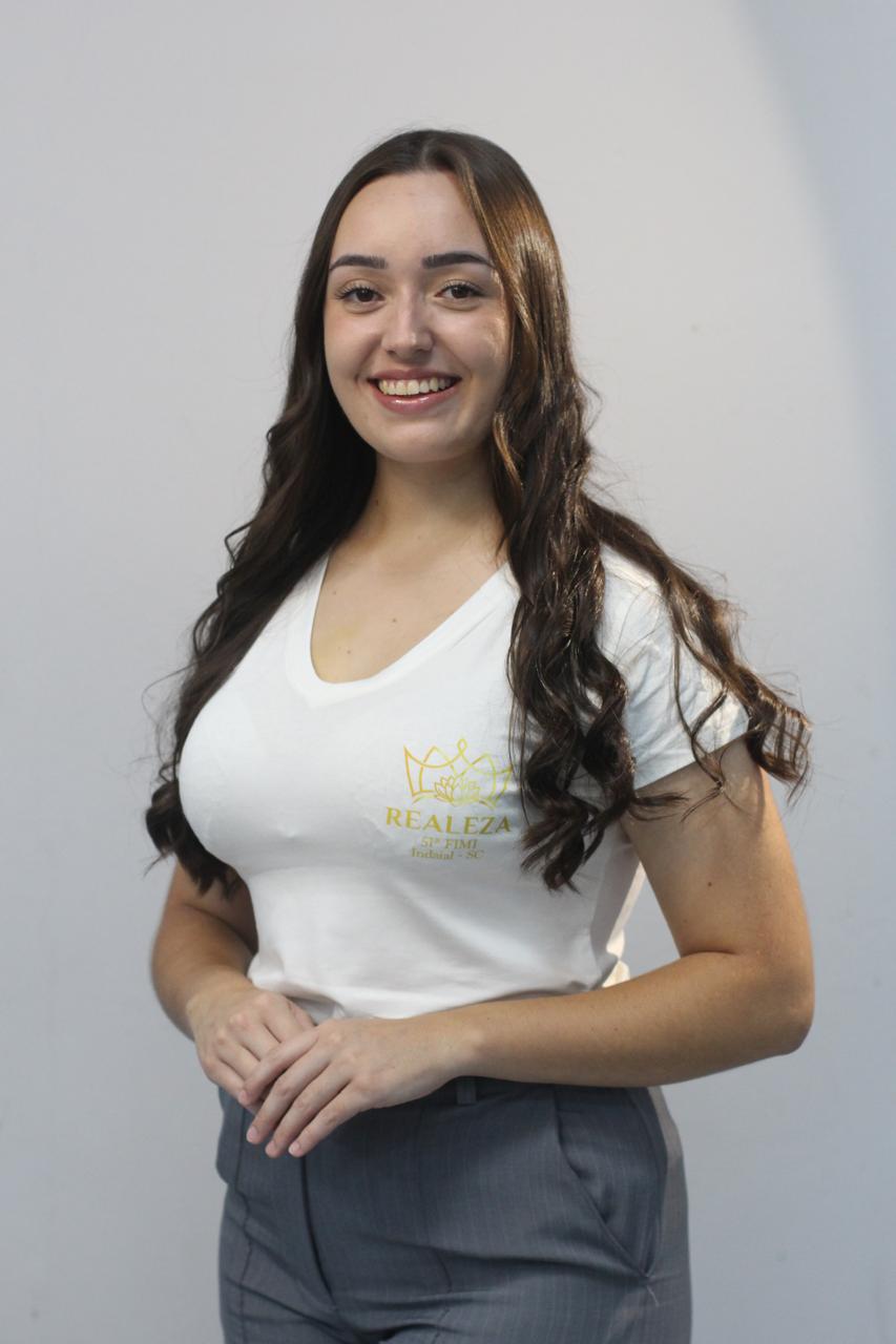 Candidata a realeza da FIMI, Sabrina Gabriely Martins destaca amor por Indaial e paixão pela comunicação