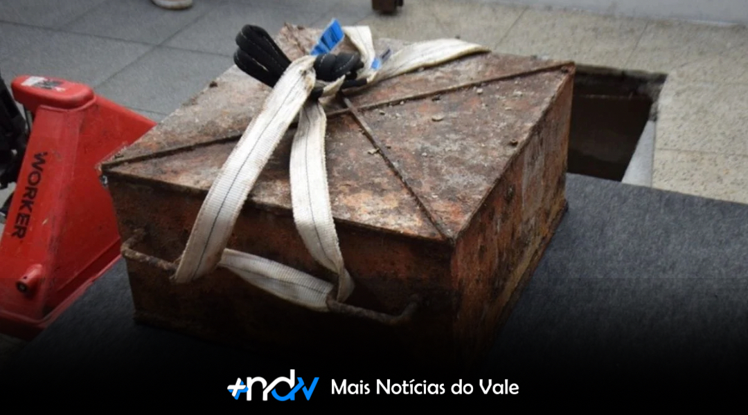 Cápsula do tempo de 1976 é desenterrada e intriga moradores em Jaraguá do Sul