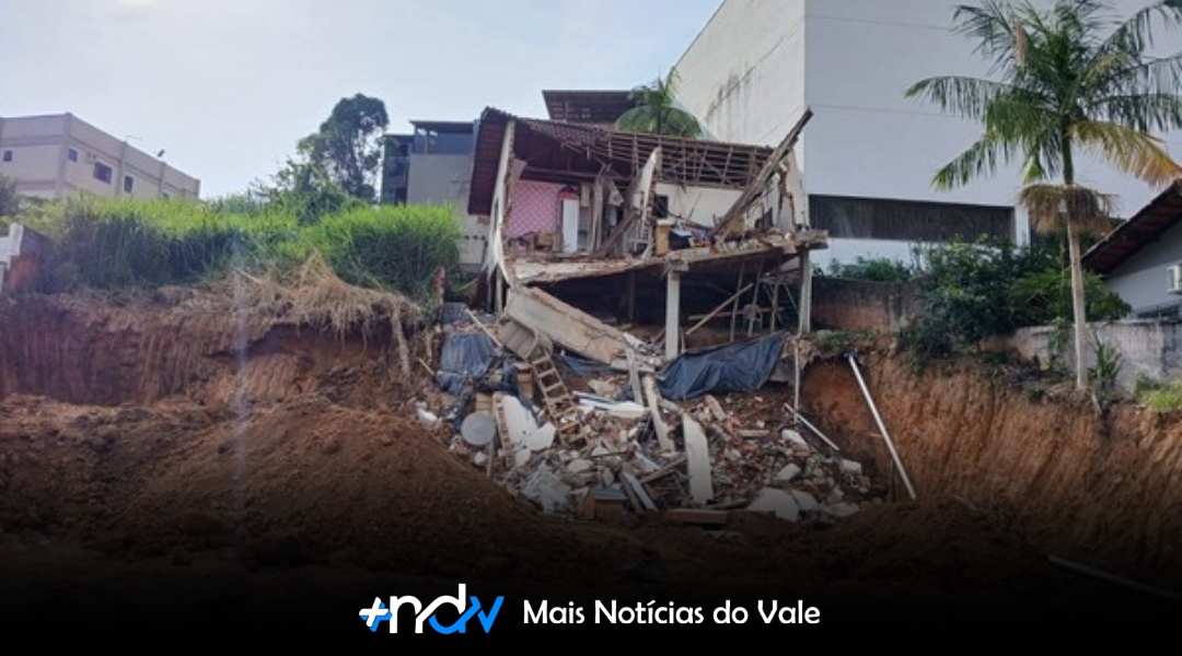 Casa racha ao meio e parte desaba após erro em obra vizinha em Blumenau