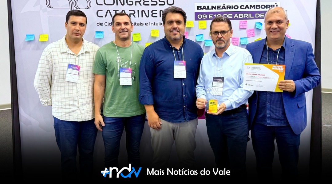 Indaial é destaque estadual e prefeito recebe prêmio por inovação na educação