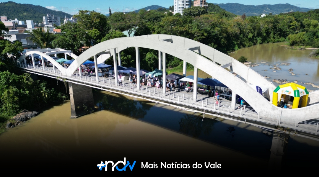 Feira, música e pastelada marcam mais uma edição do Domingo na Ponte em Indaial