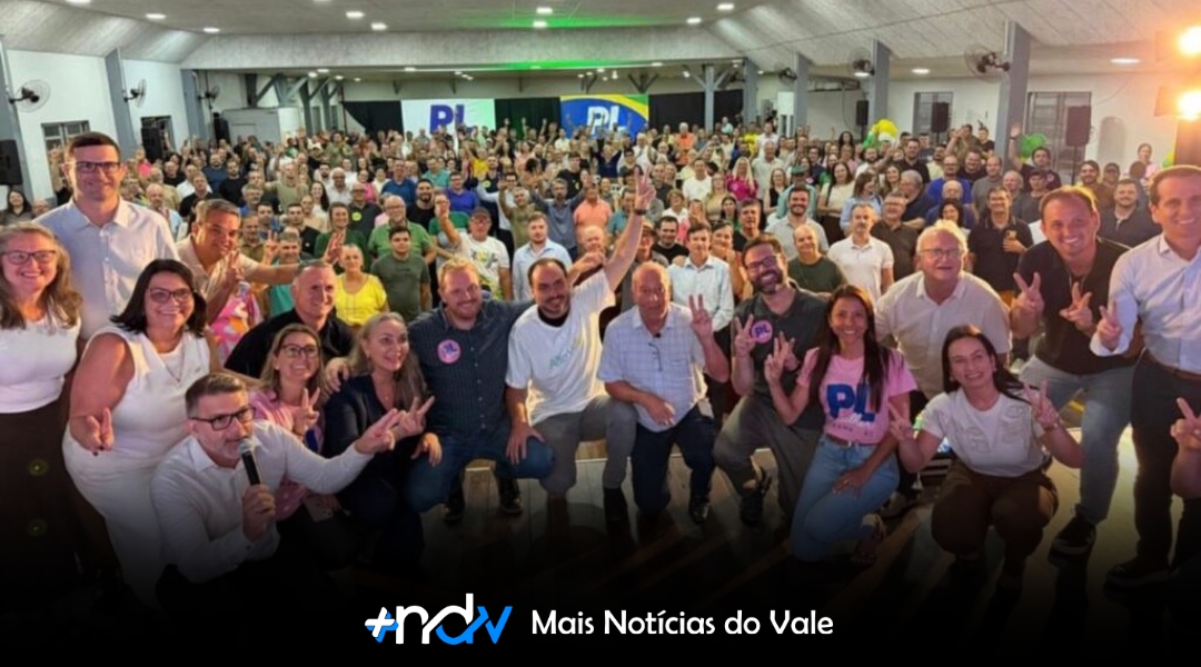 Carlos Bolsonaro e Oscar Gutz reúnem lideranças no Alto Vale