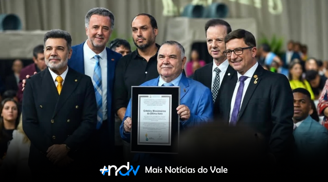 Deputado Júnior Cardoso entrega placa em homenagem aos Gideões ao lado de lideranças políticas