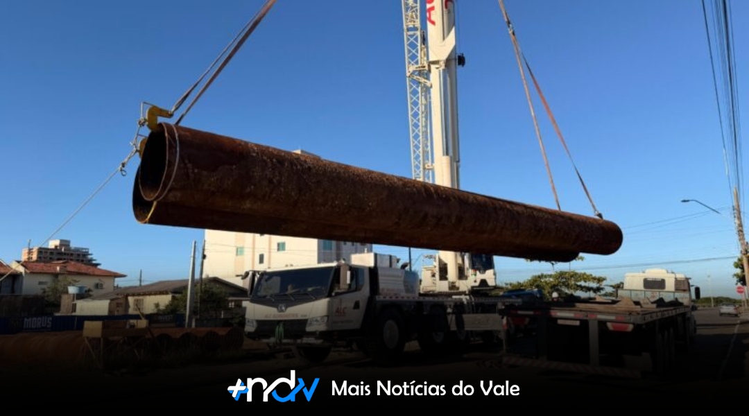 Tubulações gigantes chegam a Navegantes para obra de alargamento da Praia do Gravatá