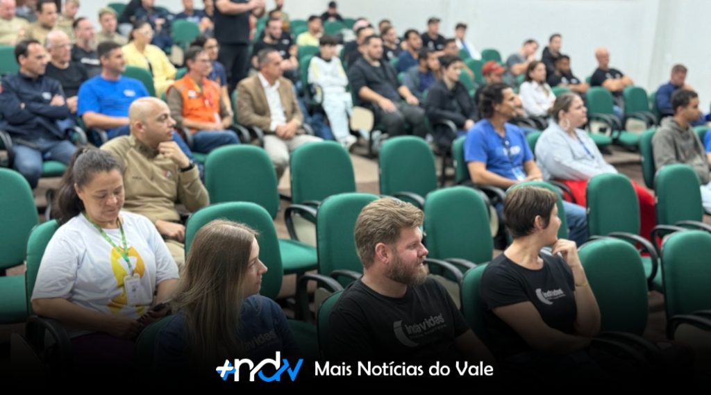 A cidade de Indaial deu início, nesta quarta-feira (6), à programação do Maio Amarelo 2026 com um evento realizado na Associação Empresarial de Indaial. A ação integra o movimento internacional que busca reduzir acidentes de trânsito por meio da conscientização e da mobilização coletiva.A iniciativa foi organizada pela Prefeitura de Indaial, por meio do Departamento Municipal de Trânsito e Transporte (Demuttin), reunindo autoridades, servidores públicos, representantes de órgãos de segurança, entidades, empresários, estudantes e a comunidade em geral.Participaram da mesa de autoridades o prefeito Silvio César da Silva, o vice-prefeito Jonas Luiz de Lima, o secretário de Urbanização e Meio Ambiente, Paulo Ledra, a diretora de Trânsito Marli Menegazzi, além de vereadores e do palestrante convidado Ricardo Alves da Silva.Durante o evento, Ricardo Alves da Silva, coronel da reserva da Polícia Militar de Santa Catarina e ex-vice-presidente do Detran/SC, conduziu a palestra com o tema “Segurança no trânsito: o que eu tenho a ver com isso?”, abordando a responsabilidade individual na construção de um trânsito mais seguro.Programação segue ao longo do mêsA programação do Maio Amarelo em Indaial inclui uma série de ações educativas, como palestras em empresas e escolas, com o objetivo de conscientizar motoristas, ciclistas e pedestres sobre atitudes responsáveis no trânsito.Um dos destaques será a Caminhada Maio Amarelo, marcada para o dia 24 de maio, com saída às 7h30 do Ginásio de Esportes Sérgio Luiz Petters. O evento contará com percursos de 3 km e 5 km, além de medalhas de participação para os inscritos.Outra ação recente do Demuttin foi a repintura e confecção de cerca de 70 laços amarelos em vias públicas da cidade, simbolizando locais onde ocorreram vítimas de sinistros de trânsito, reforçando a mensagem de conscientização.Mensagem de conscientizaçãoDurante a abertura, o prefeito destacou a importância da campanha para promover uma mudança de comportamento no trânsito, ressaltando o respeito à vida como princípio fundamental.A diretora de Trânsito reforçou que o movimento é uma oportunidade de envolver toda a comunidade em um esforço coletivo para reduzir acidentes, destacando que atitudes conscientes no dia a dia podem salvar vidas.