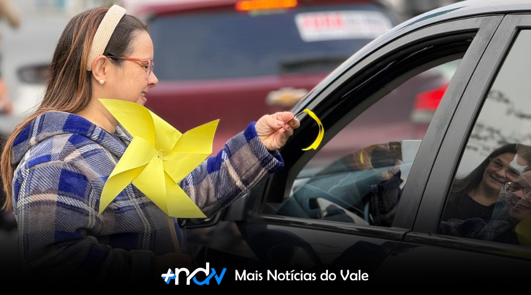 Apae e Departamento de Trânsito promovem ação educativa do Maio Amarelo em Indaial