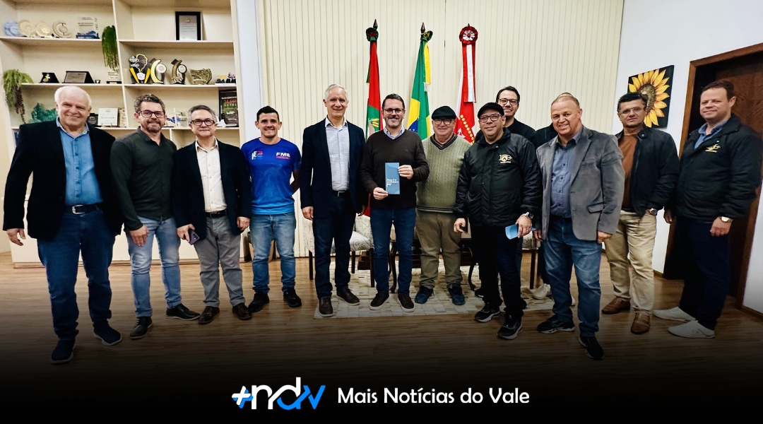 Pastores da Assembleia de Deus visitam gabinete do prefeito durante Semana de Impacto de Evangelização