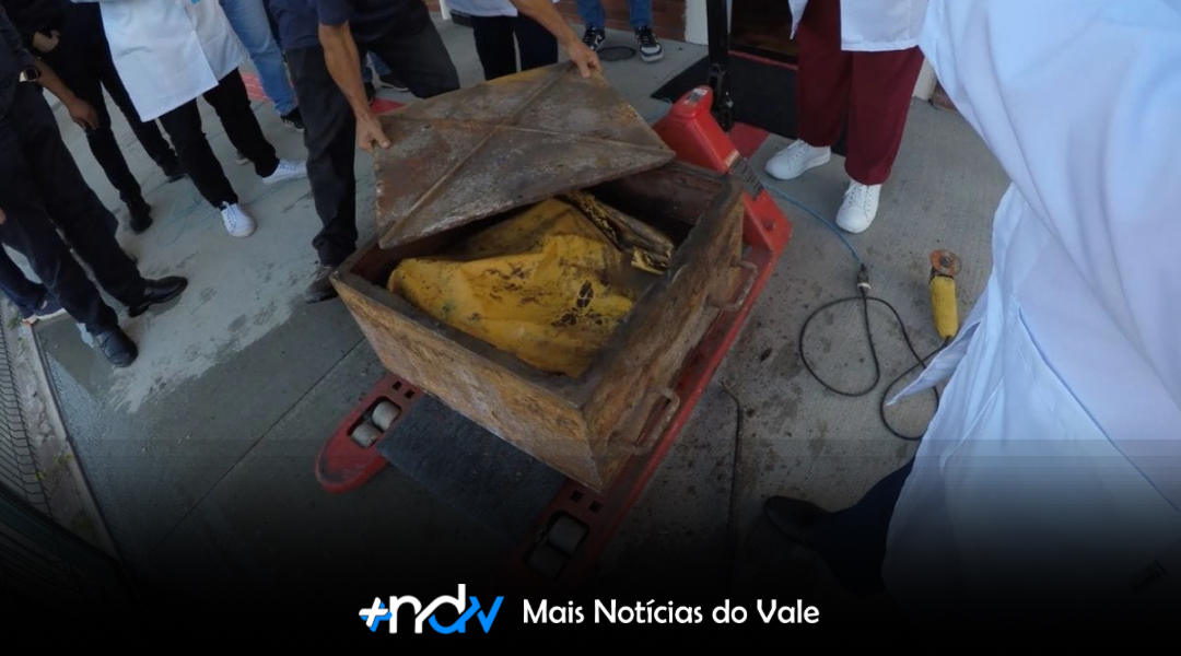 Cápsula do tempo enterrada há 50 anos em Jaraguá do Sul é aberta e revela relíquias históricas