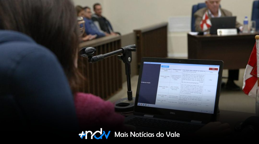 Sessão da Câmara de Indaial debate pedidos de informação e homenageia Colégio Metropolitano