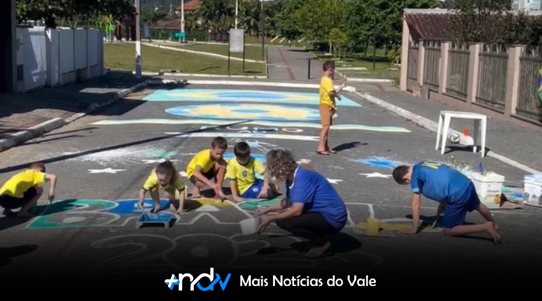 União e paixão pelo Brasil marcam decoração da rua 18 de Abril no bairro Carijós, em Indaial