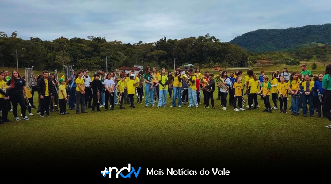 Fanfarras das escolas municipais homenageiam a Seleção Brasileira em apresentação no Parque Jorge Hart