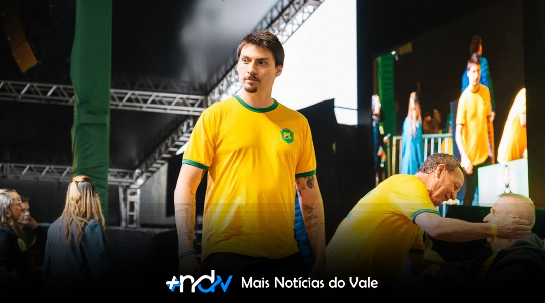 Filho de Bolsonaro pode perder vaga em comissão da Câmara de Balneário Camboriú após estar ausente em 75% das reuniões