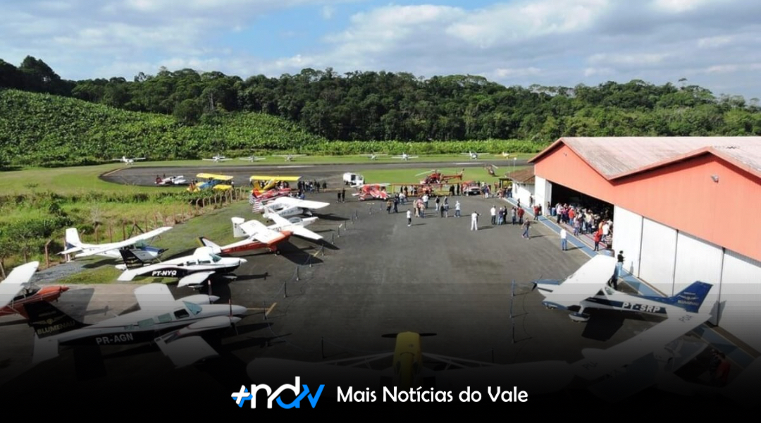 Aeroclube de Blumenau promove feijoada com acrobacias aéreas e música ao vivo