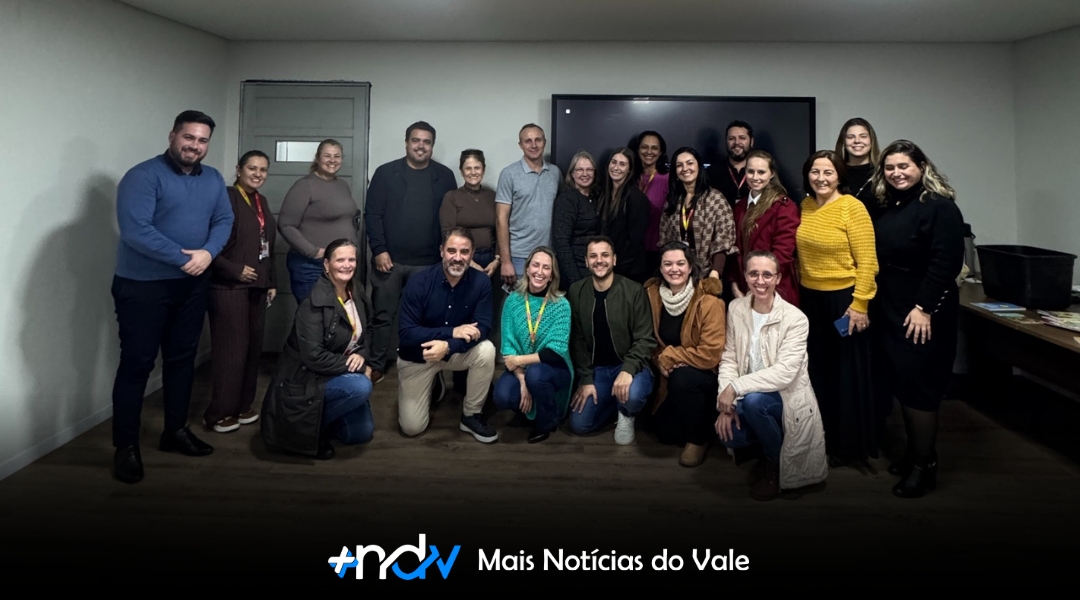 Indaial recebe comitivas de Biguaçu e Pinhalzinho para apresentar projetos de Robótica e Educação Financeira